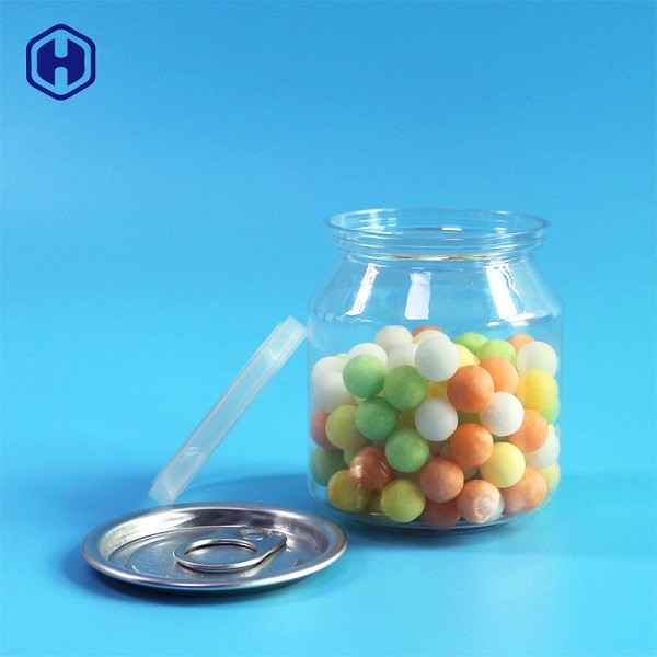 O plástico claro seguro do alimento enlata os doces do petisco que passeiam o recipiente plástico do cilindro