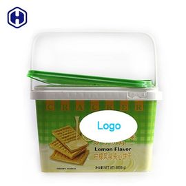 Em umas cubas plásticas de rotulagem do bolo da camada do molde a favor do meio ambiente